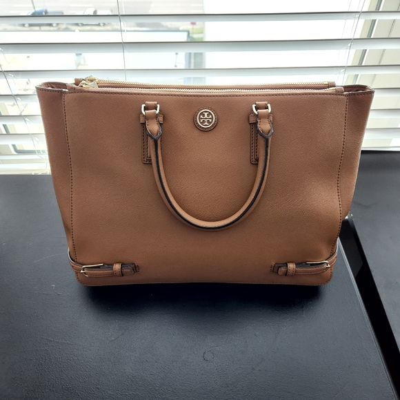 Tory Burch Handbags - Tory Burch Robinson Multifunction Tote Bag